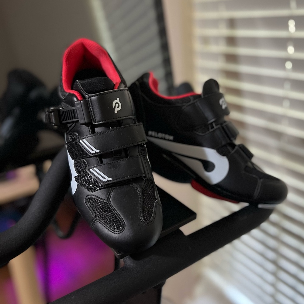 EUC Size 39 Peloton cycling shoes